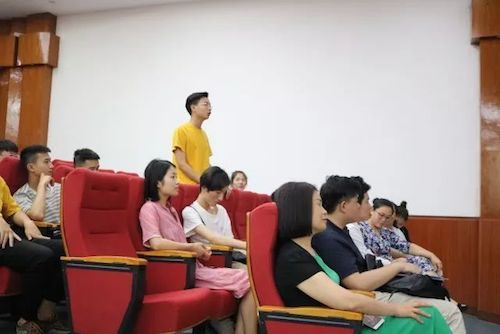 凯发k8国际艺术家石叔诚与特邀艺术家顾平受邀于成都大学东盟艺术学院、音乐与舞蹈学院艺术实践周开展公开课